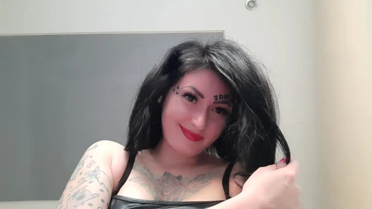 Boşver talimatı. dominatrix nika sana nasıl mastürbasyon yapman gerektiğini gösterecek. dikkatli bak ve metresi için tekrar et