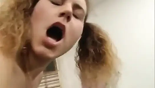 Kafasında ve bacaklarının arasında çok fazla kıllı büyük göğüslü genç kız