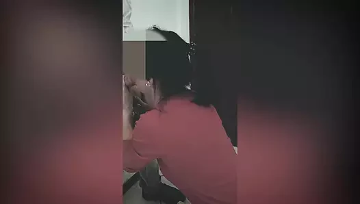 Suçüstü yakalayın! Evli kadın sakso çekiyor.