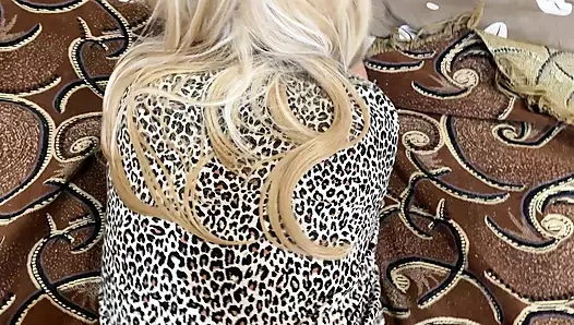 Sarışın sürtük alena içinde şeffaf külotlu çorap sikikleri ile benim üvey oğlum