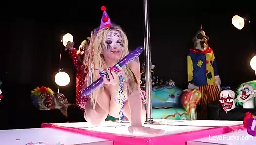 Palyaço leya falcon büyük bir mor yapay penis ile oynuyor