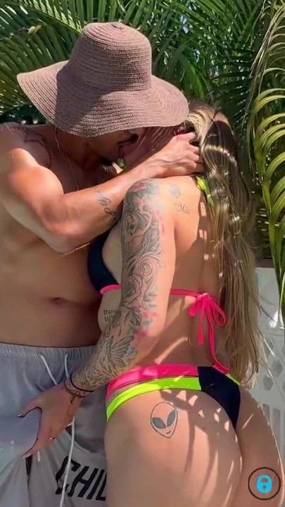 PERISI YETENEKLI HAVUZ TEMIZLIKÇISININ GÖZÜNÜ YAKALıYOR! Amcığımı sik! | Klip 1