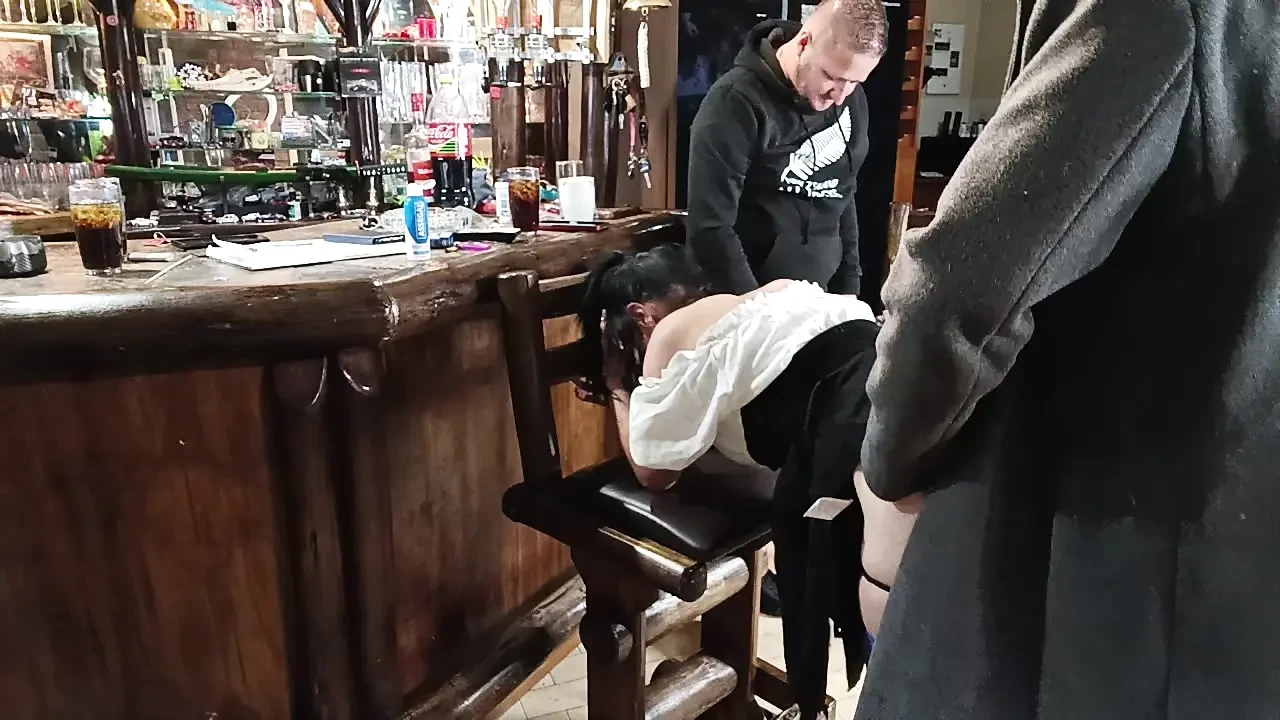 Ben eğilirken iki oda arkadaşım beni grup seks yapıyor