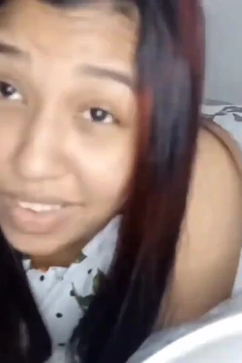 New York Abd'li 18 yaşındaki esmer büyük sarkık memeler üvey erkek kardeşinin büyük yarağını sikiyor