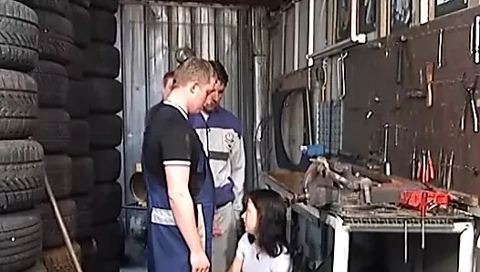 Büyük memeli kızıl Alman fahişe ile anal işeme üçlü seks