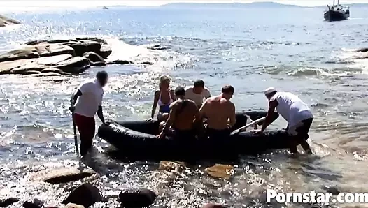 Azgın hatun Lea Lazur açık havada grup seks yapıyor