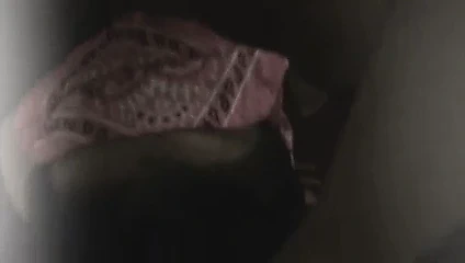 Gözleri bağlı Asyalı kız sikimi emiyor ve taşaklarımı yalıyor.