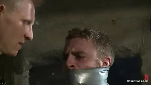 Rıhtım işçisi deri bir dominant tarafından sikiliyor