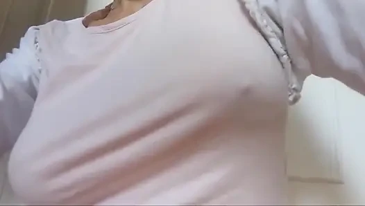 M. çoraplarının ve ıslak gömleğinin güzel asetatlarını gösteriyor