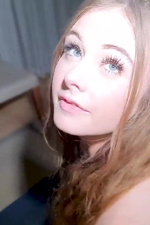 Teeny Kitten Blackcock sikiliyor ve dölleniyor