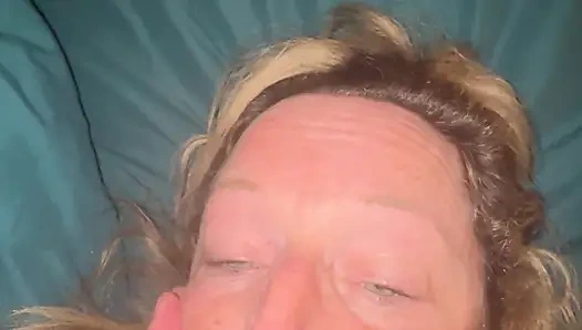 Bonemaiden klitorisinde değnek, amında yarakla mutlu