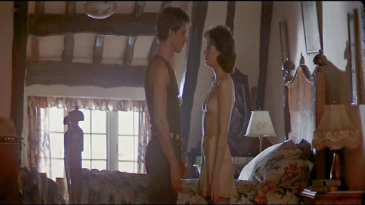 Lesley anne aşağı çıplak vücudunu açığa