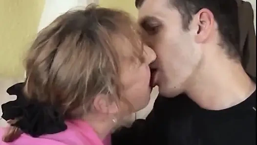 Yarak takıntılı sürtük sert meme sikişinin ardından döl yutuyor