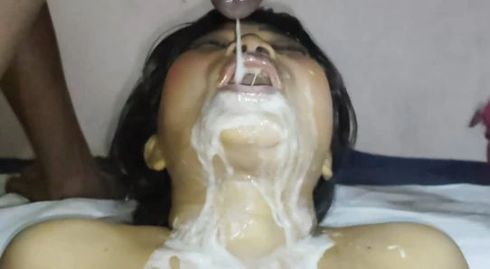 Yakın çekim ağzım küçük ağzımı her damlasıyla doldururken sert sikiliyor