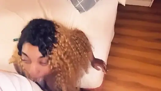 Yarağının üzerinde yarak döl emmeyi seviyorum öyle bir sürtük ki ağzımı genişletmek istiyorum