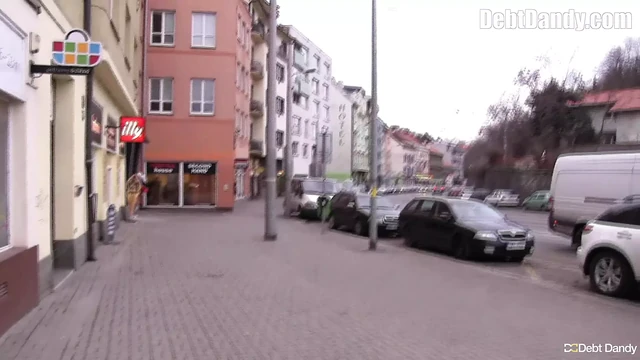 TWINKPOP - он дает этому сексуальному твинк лучшее предложение, он раздвигает ноги и его долг исчезает