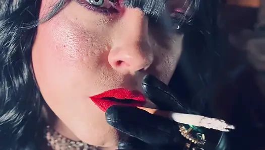 Deri kaplı Tina Snua mantar sigarası içiyor - beni deri içinde saksoyla giyinmiş seviyorsun - eldivenler