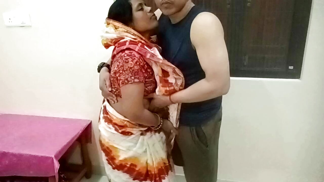 Yeni evli Hintli priyanka yenge gırtlağına kadar sakso çekiyor ve genç üvey erkek kardeşiyle sıkı siyah amcığın derinliklerinde sert yarağa biniyor