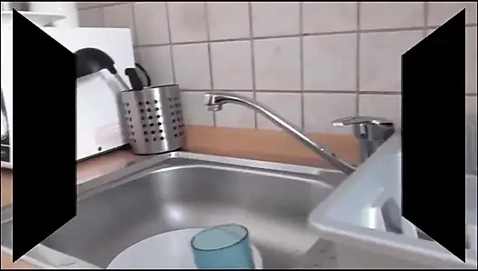 Köle kocasının mutfakta çiğneniyor