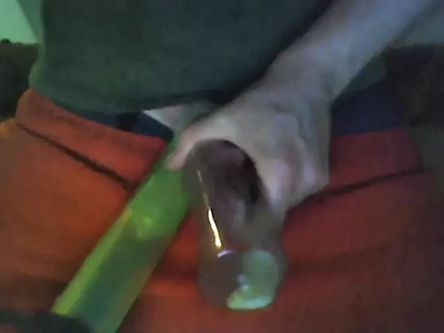 Пылесос с бритыми яйцами и мастурбирует член бутылкой сока