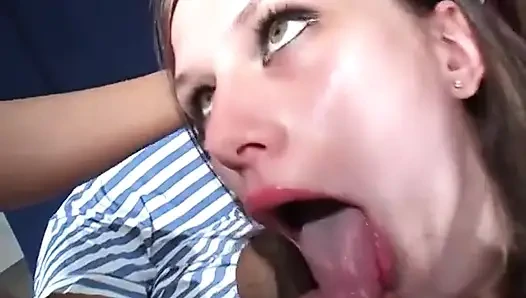 Baskın esmer kadın utangaç sarışını ağza seks yapmaya zorluyor