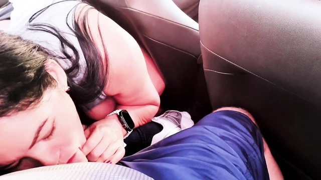 Sıcak Asyalı müşteri, şoföre lezzetli oral seksle Uber arabasında yolculuk ödüyor, yaramaz kız derin boğazlar ve hepsini yutar.