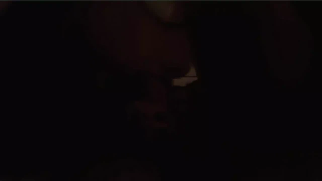 Gerçek üçlü seks! İlk kez üçlü seks deniyor ve iki ateşli ağza boşalıyor!