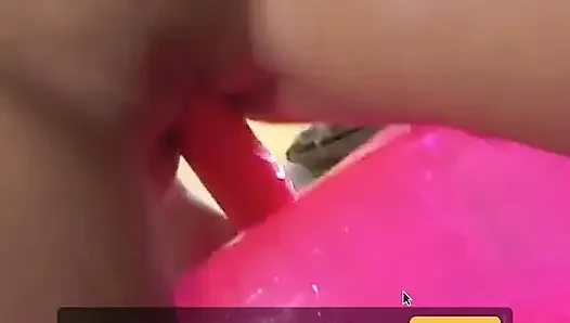 Genç kız büyük dildo balonunun üstüne biniyor