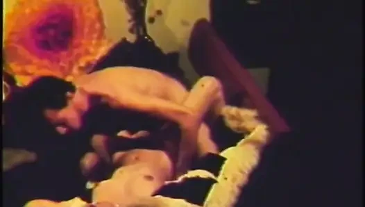 Klasik sert seks sahnesinde seksi genç kız