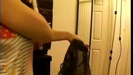 Olgun lezbiyen güzel genç bir sürtüğün tıraşlı amını yalamayı ve parmaklamayı seviyor