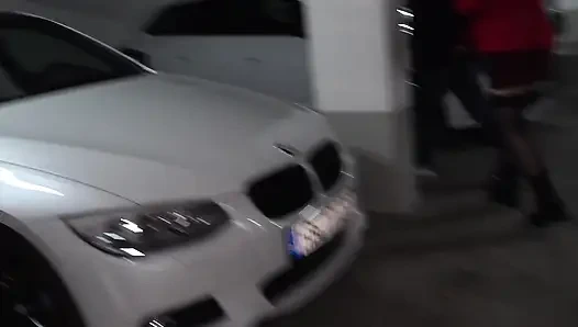 Seksi çoraplı azgın esmer açık havada sıcak bir döl yutuyor