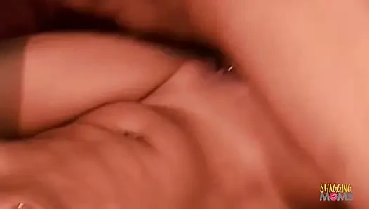 Yüzünü doldurmuş ve adam o amcığı yemiş şimdi sakso çekiyor