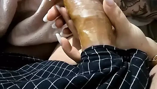 Üvey anne büyük ereksiyon olurken iki eliyle 9 inçlik yarağı alıyor