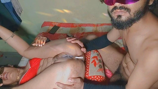 Baldızın götüne sigara sokuyor ve baldız sigara içiyor