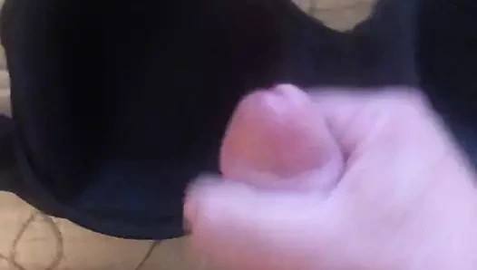 Dinlenme durağında ve iş arkadaşlarının iç çamaşırlarında bulunan sutyenlerle mastürbasyon