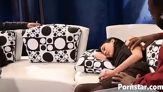 Olgun orta yaşlı seksi kadın Darryl Hanah genç yakışıklı adamla sikişiyor