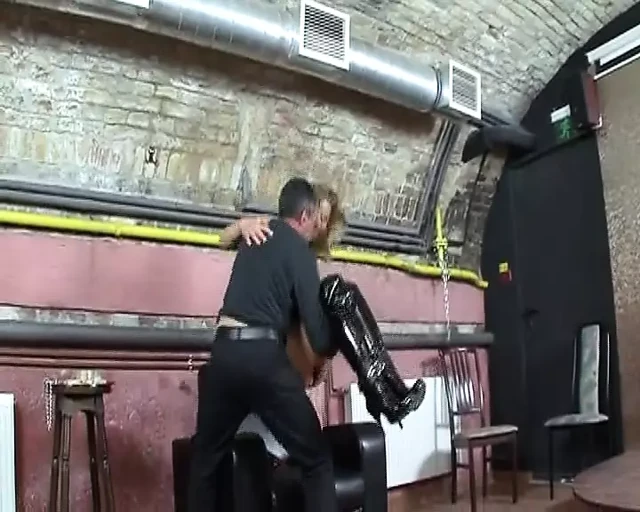 Harika Alman sarışın orta yaşlı seksi kadın sevgilisiyle BDSM'nin tadını çıkarıyor
