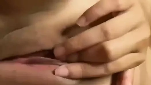 Emma Thai genç amcığını azdırıyor ve mastürbasyon yapıyor