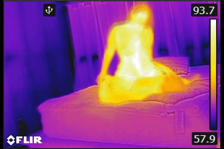 Bir FLIR termik görüntüleyiciyle oynuyoruz ve saksodan sonra göğüslerime ateşli bir döl emiyor