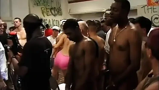 Seksi büyük memeli sarışın ağzındaki amcıktaki yarakları seviyor... Siyah ve beyaz grup seks