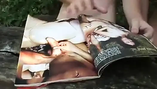 A kanos ménes és a ribanc barna kemény baszást tartanak a szabadban