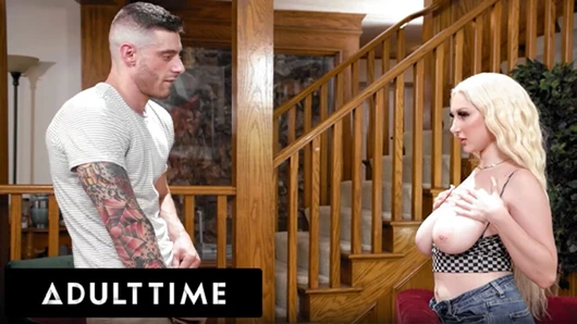 ADULT TIME - doğal olarak yığılmış sarışın bebek Skylar Vox azgın üvey erkek kardeşini azdırmak için kendine dokunuyor