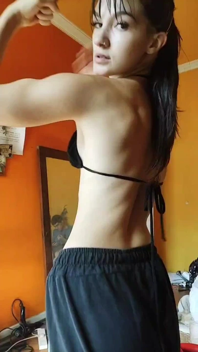 Minyon fitness kızı bipsini esnetiyor