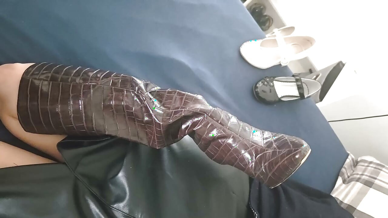 Bordo çizmelerini, 36 numara, cilalarken yakaladı