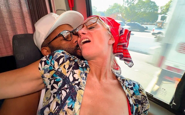 Şanslı adam yaşlı bir kadını sert anal seks için aldı