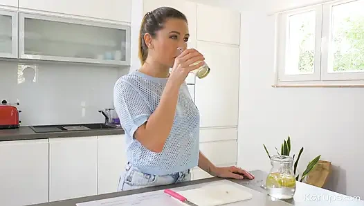 Dik göğüslü bebek Ally Breelsen sikişiyor ve fışkırtıyor