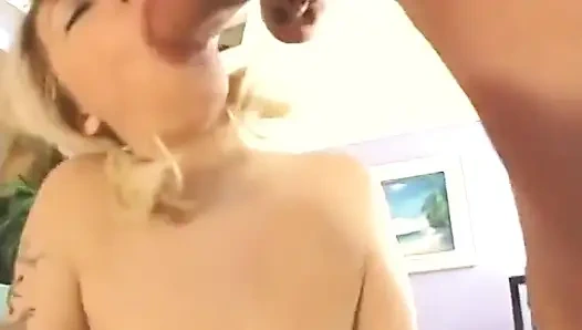 Yaşlı iş adamının sikişi sıkı amcığını sikiyor