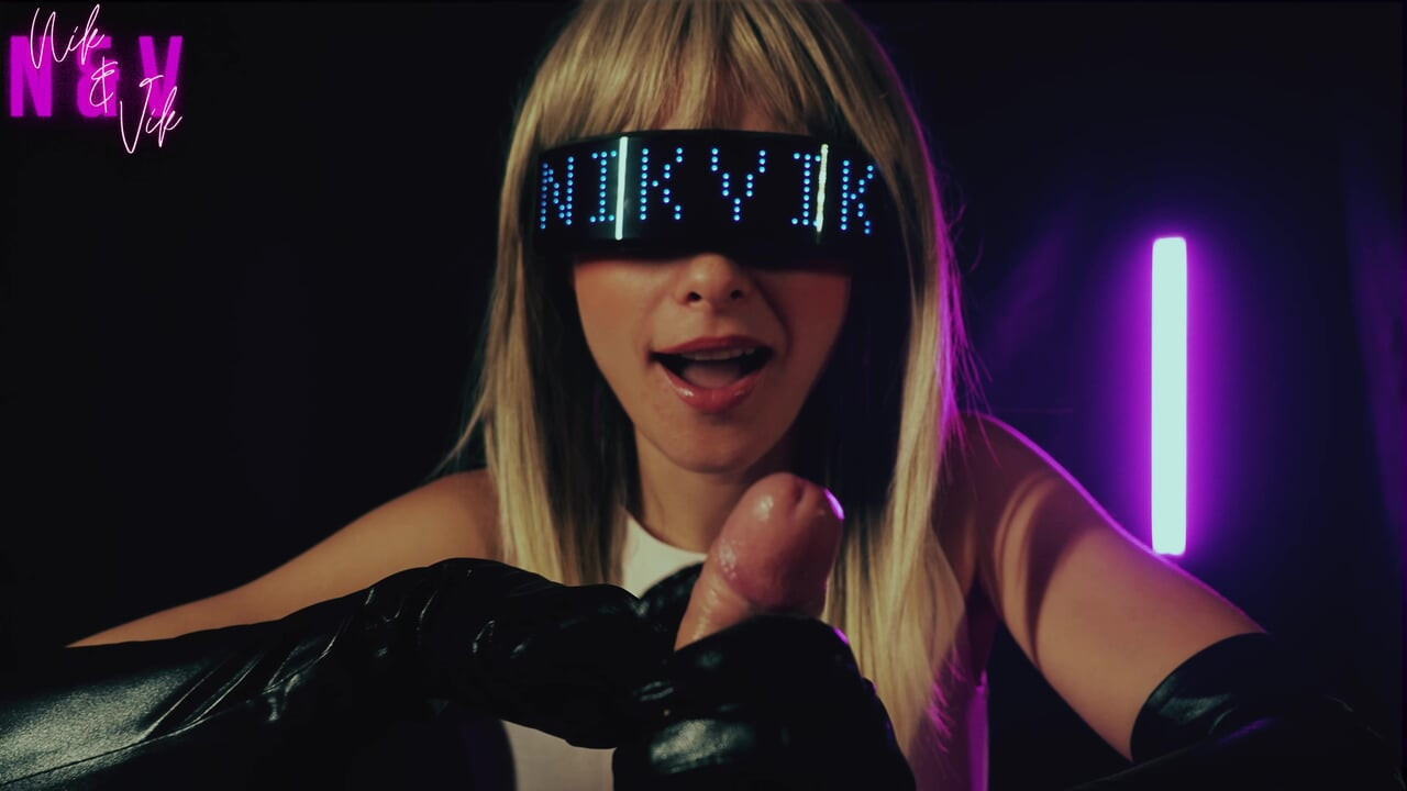 Cyberpunk kız deri eldivenlerle gerçek dışı bir elle muamele çekiyor ve adamı iki kez boşaltıyor