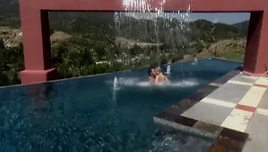 Büyüleyici şık zevkler bir macera sırasında açık havada sikiliyor