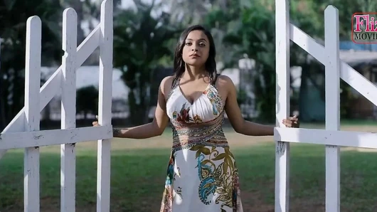 Hintli büyük memeli lezbiyenler